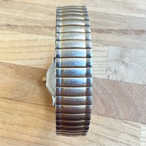 Timex indiglo ladies two tone watch NEW BATTERY - Picture 2 of 6